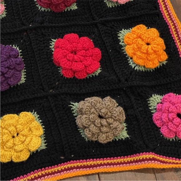 Vtg Crocheted Granny Square 3D Puffy Flowers Afghan Throw blanket - Picture 8 of 11